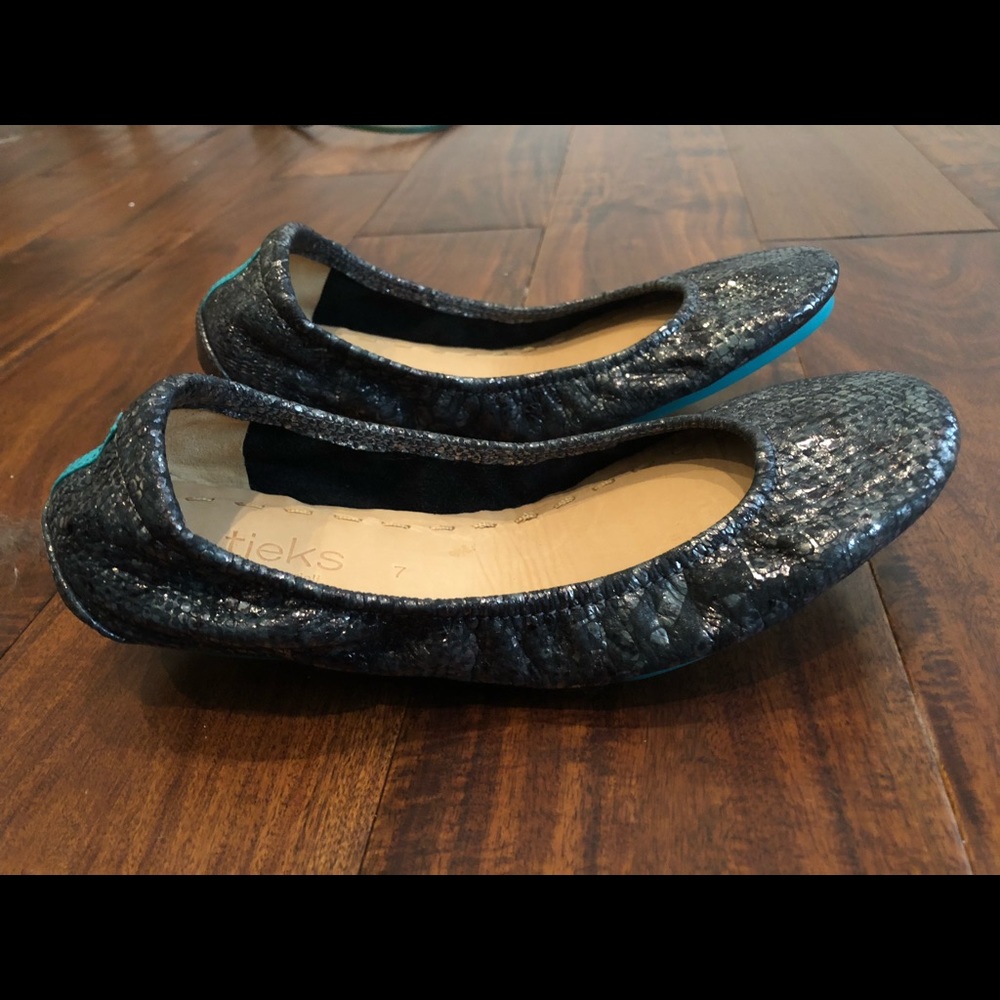 Tieks Drago size 7. Includes box, flower, & tote